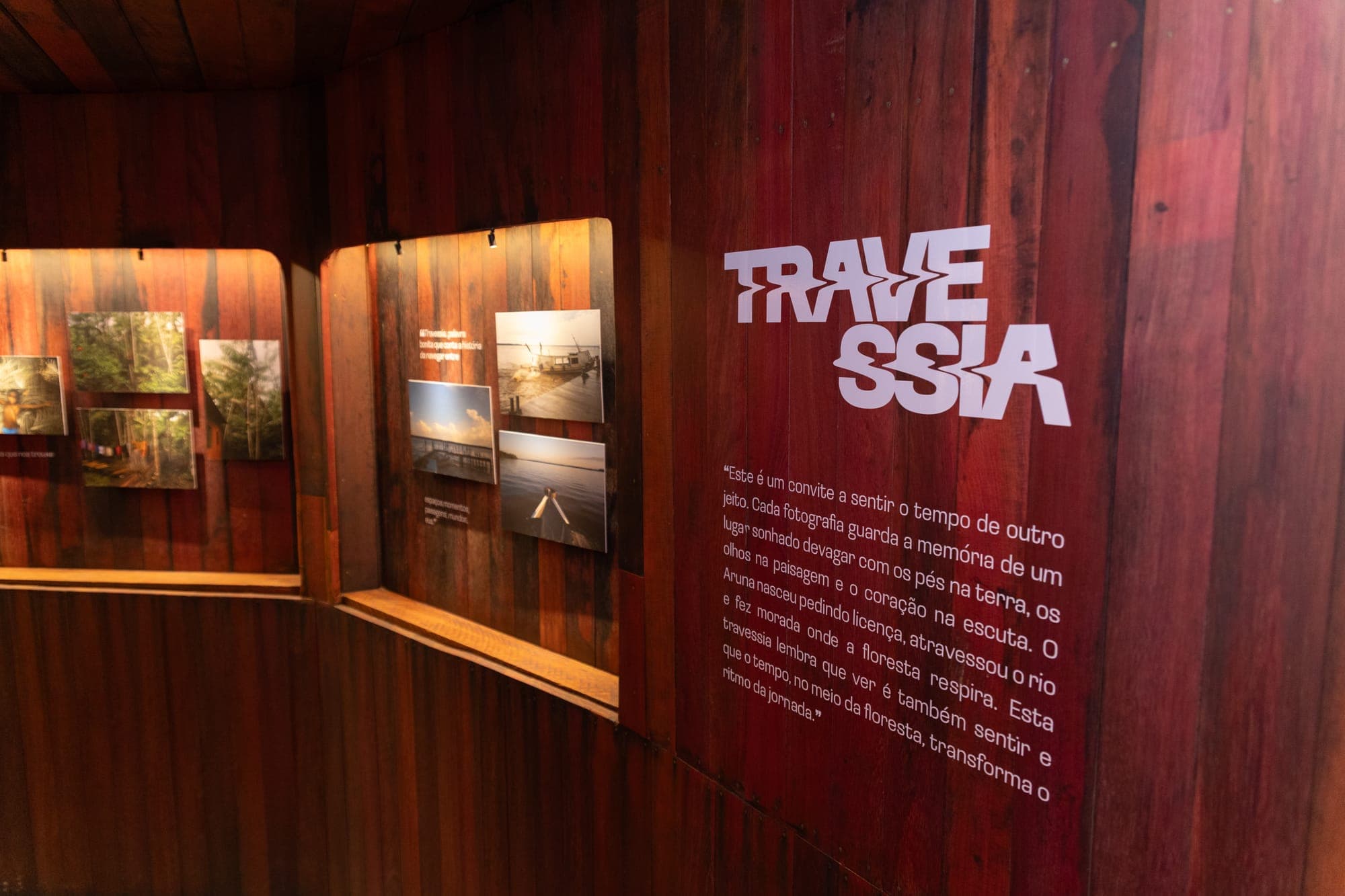 Parede da exposição “Travessia” com fotografias emolduradas