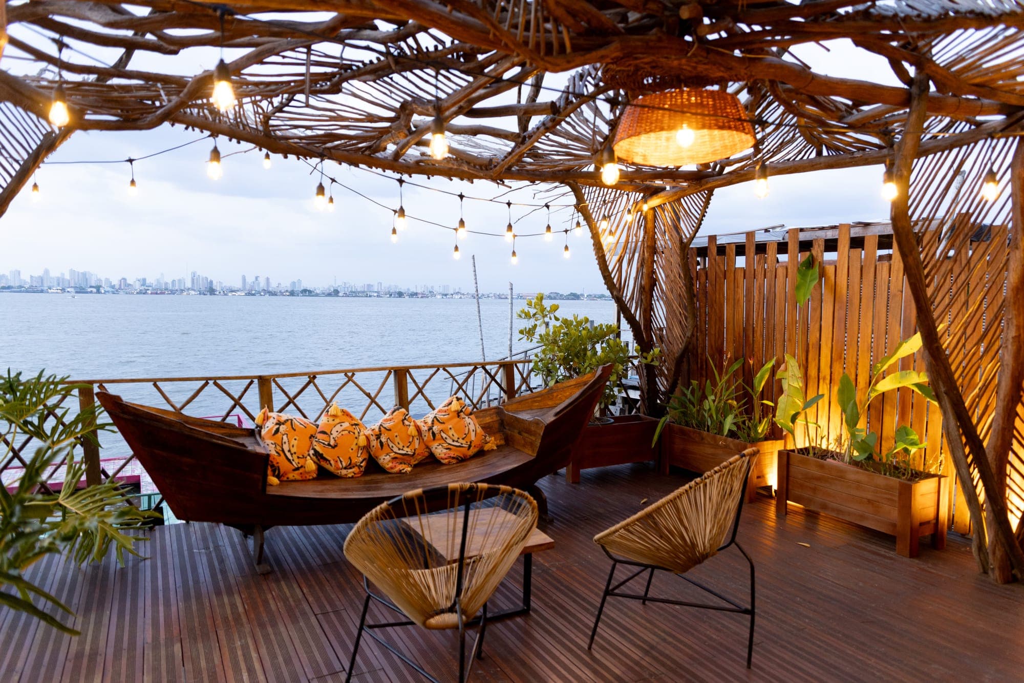 Deck do Espaço Aruna com a cidade de Belém ao fundo