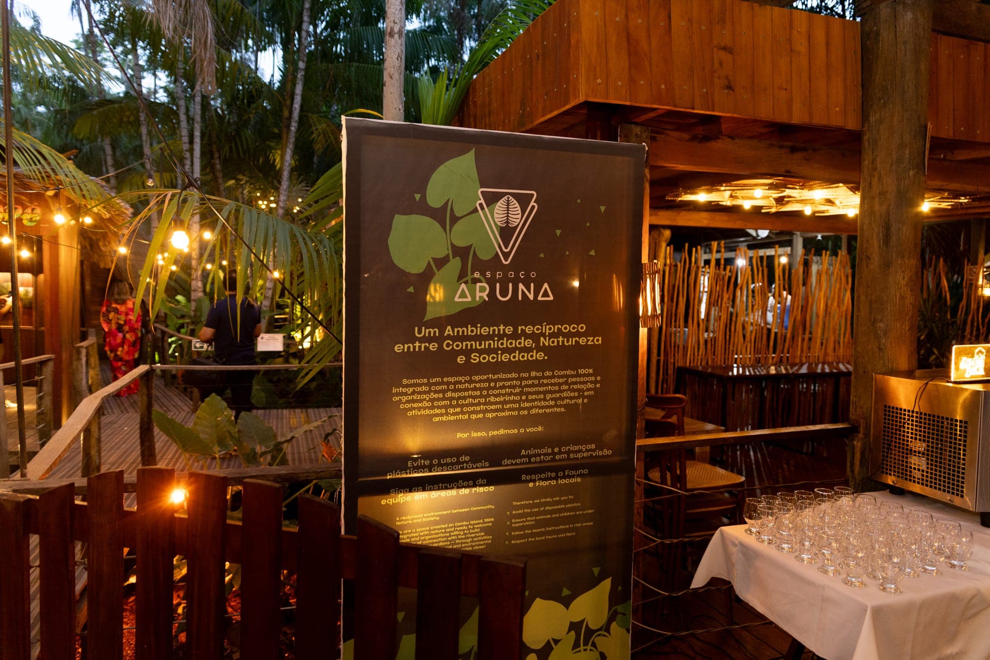 Placa do Espaço Aruna na entrada, à noite