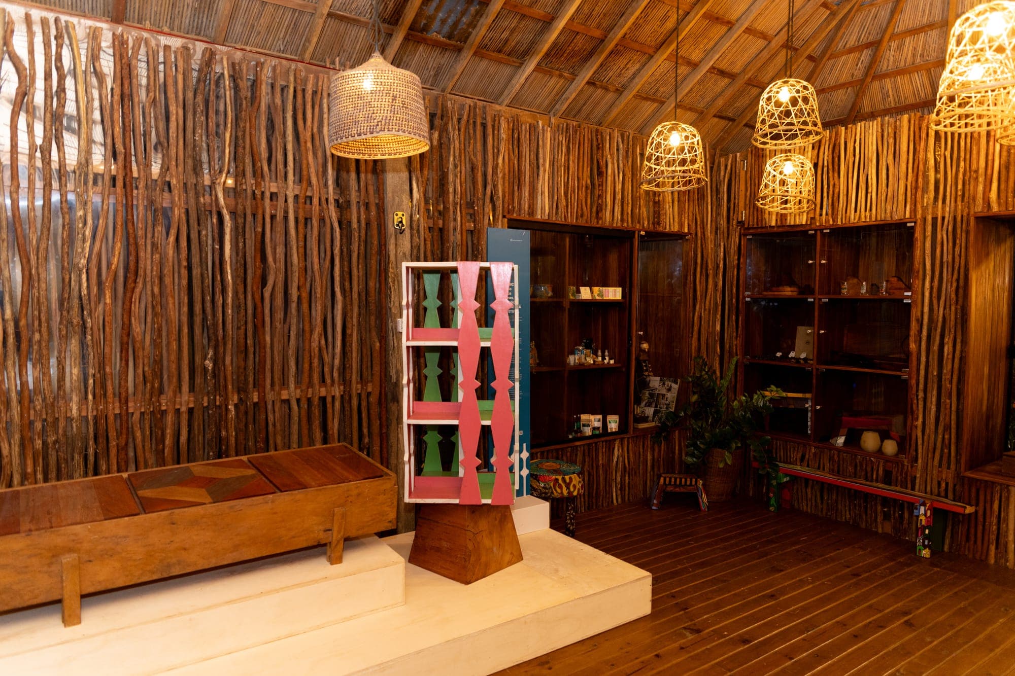 Sala da galeria com prateleiras e artesanato