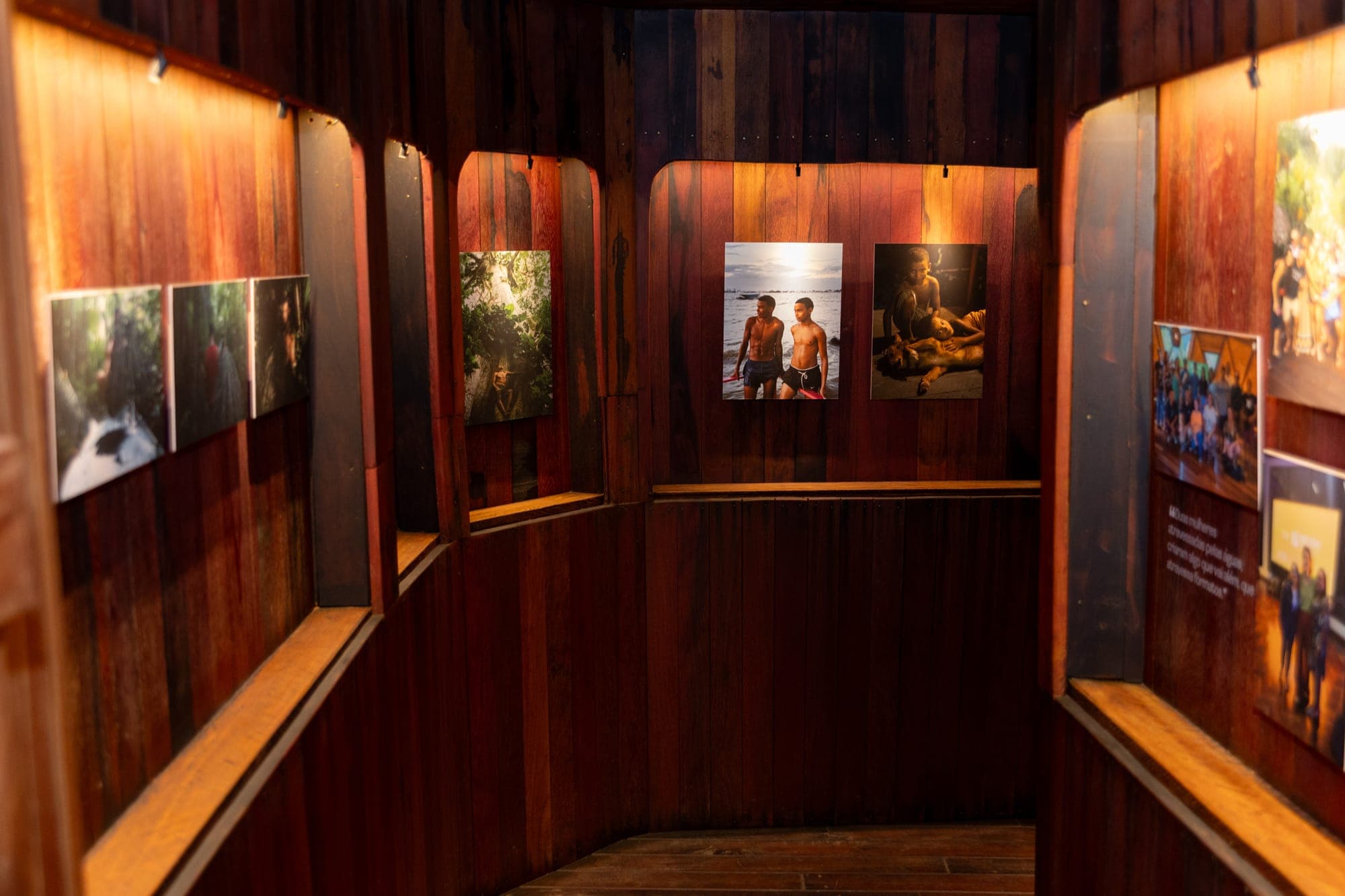 Fotografias expostas nas paredes curvas da galeria