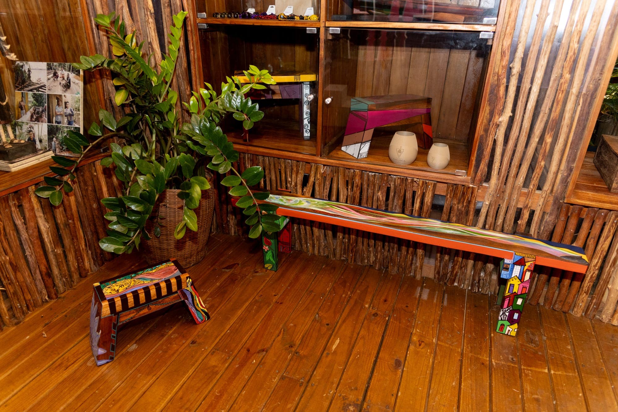 Canto da galeria com banco e plantas