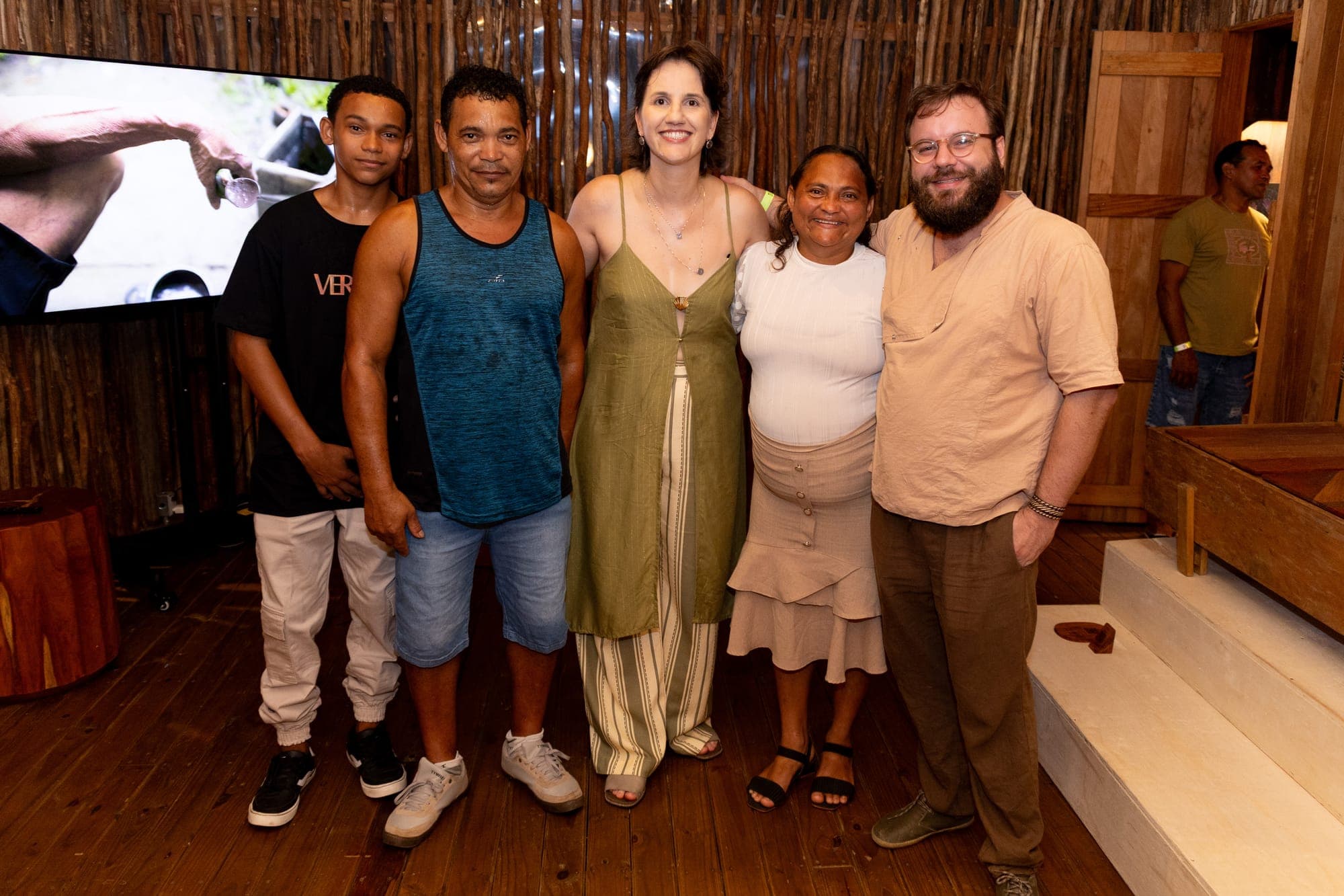 Convidados posam juntos na inauguração