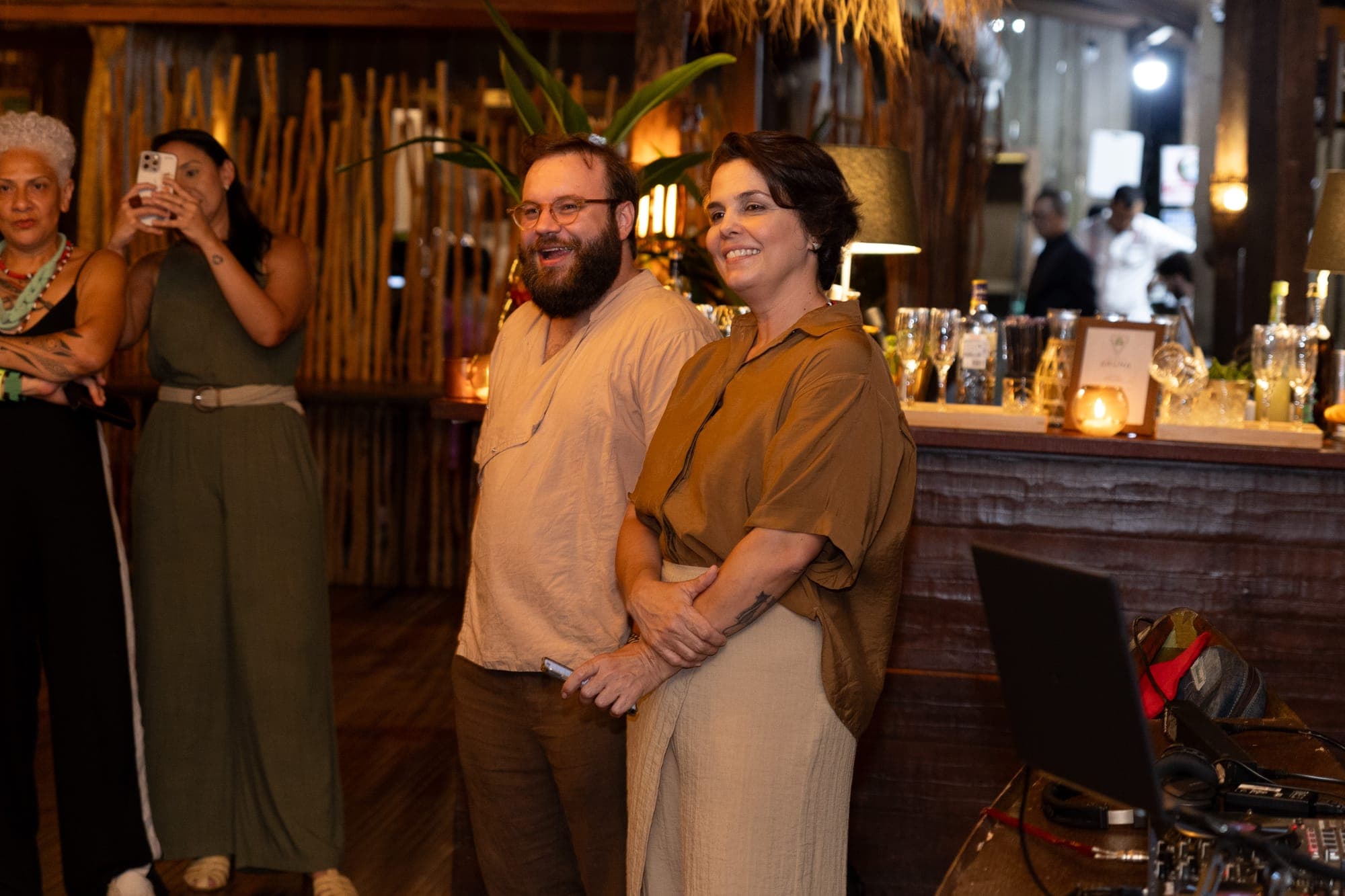 Convidados conversam na inauguração