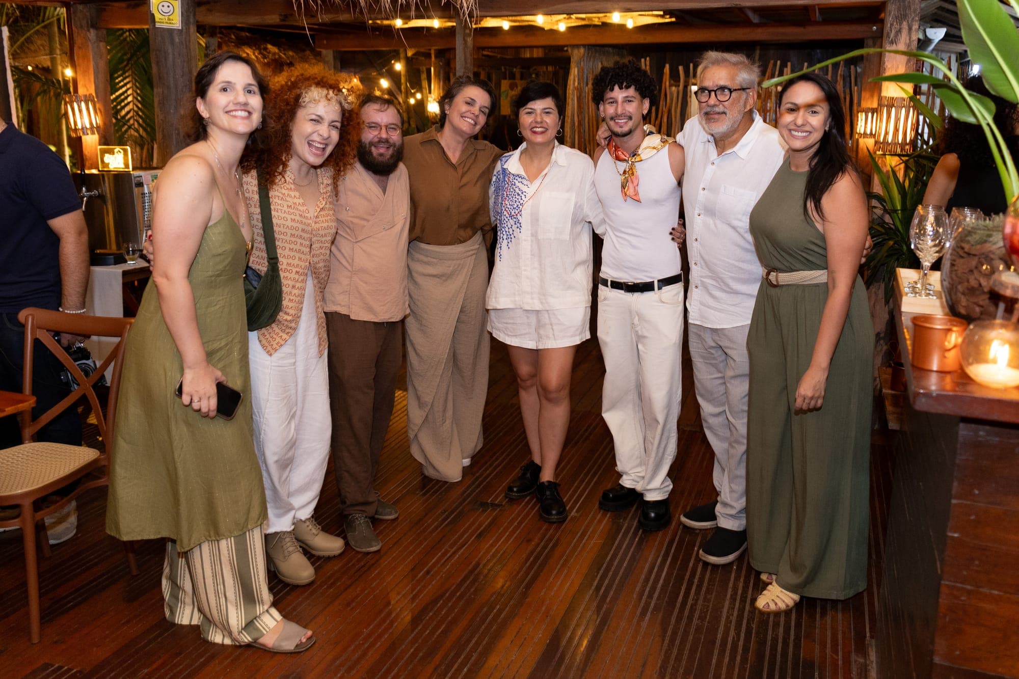 Grupo de convidados posa na inauguração