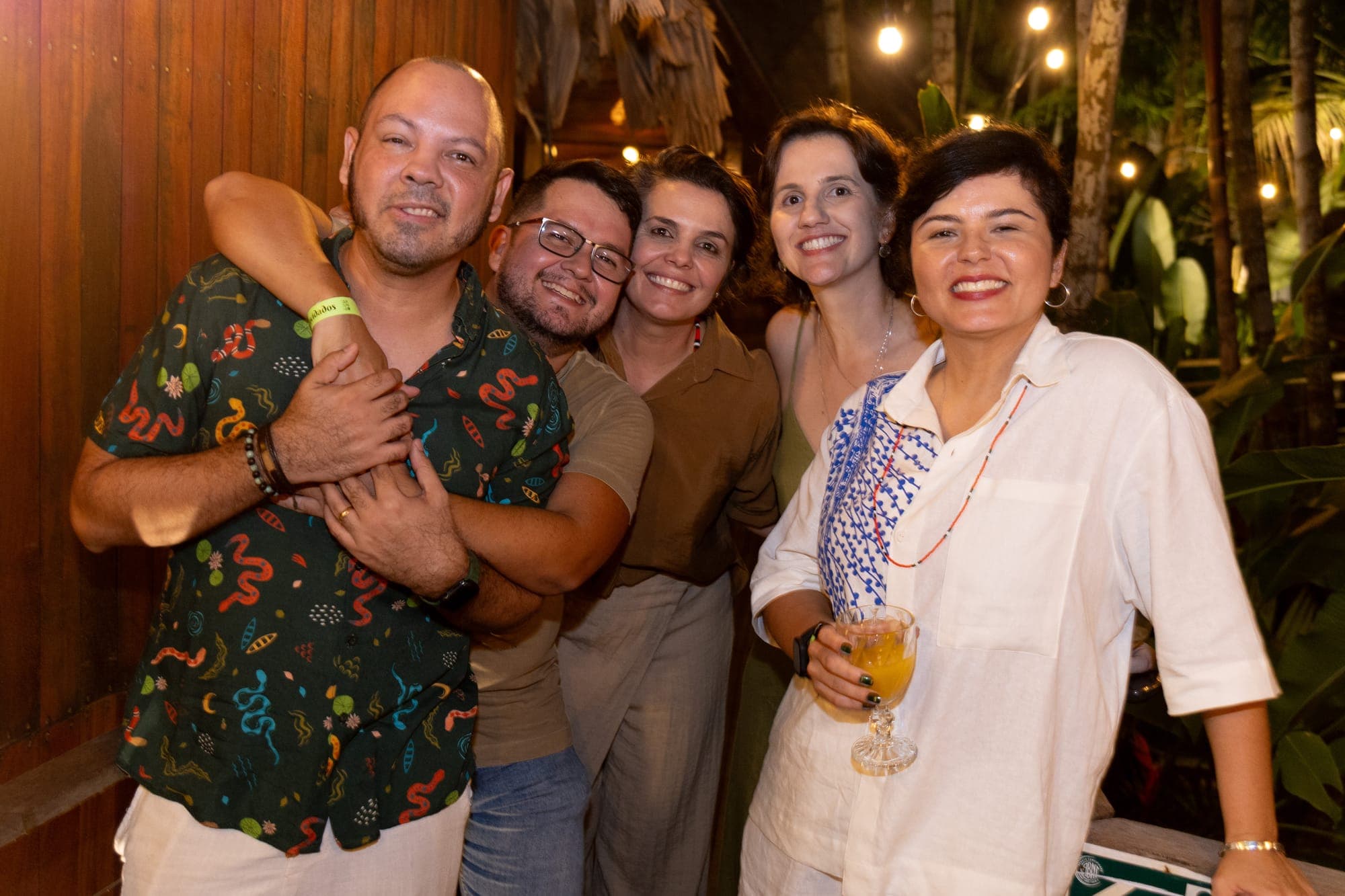 Convidados sorriem abraçados