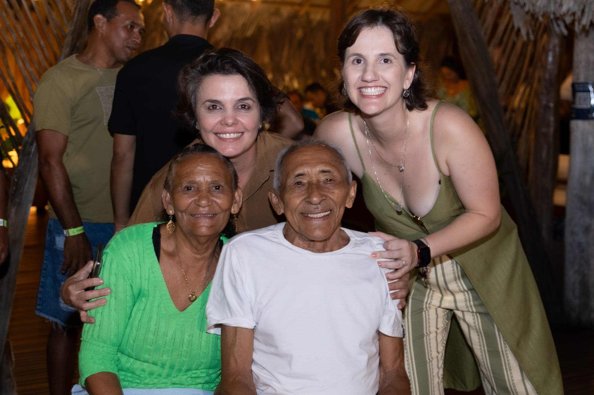 Casal de moradores sorri com convidadas