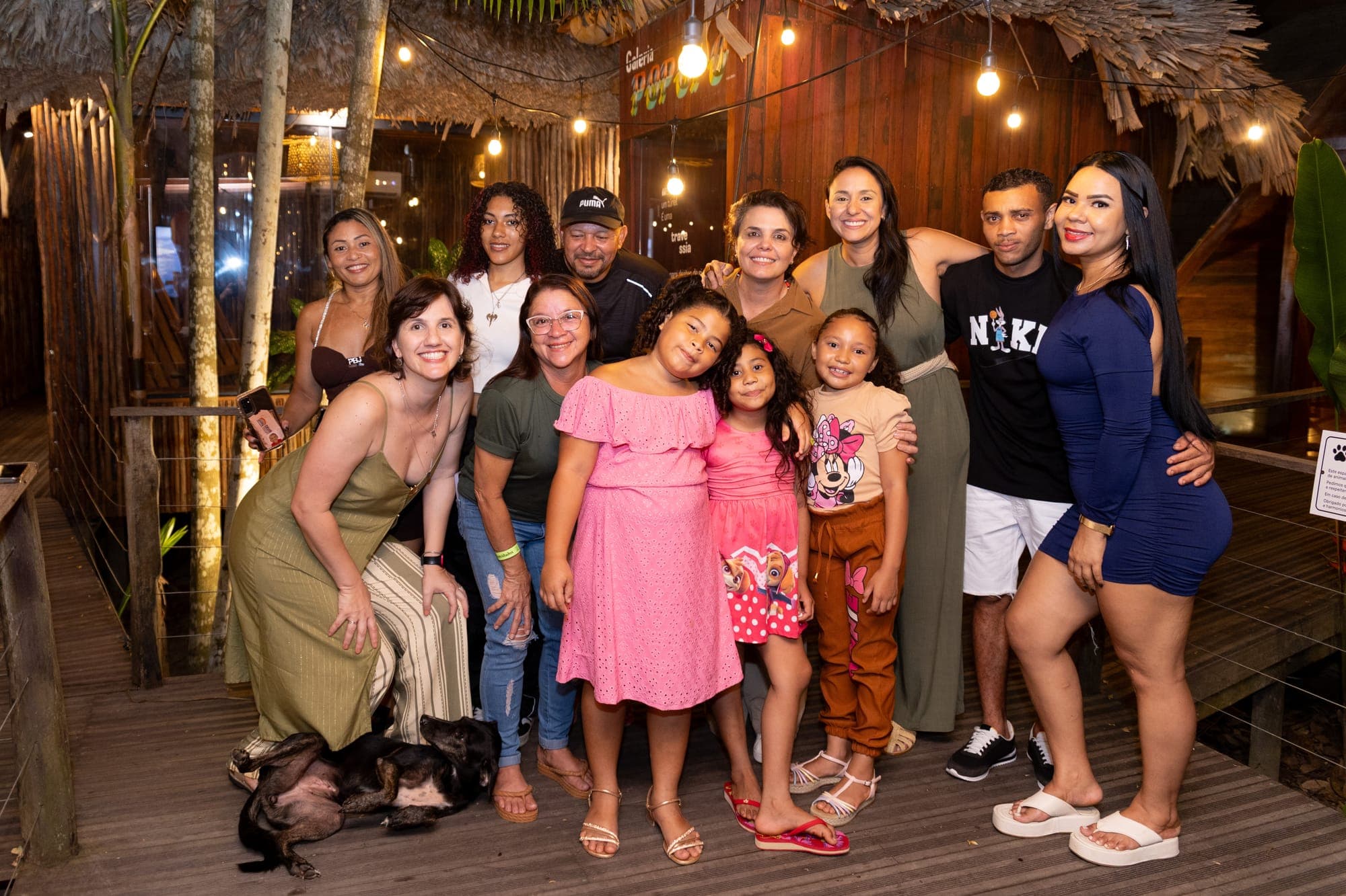 Moradores e convidados posam juntos na inauguração