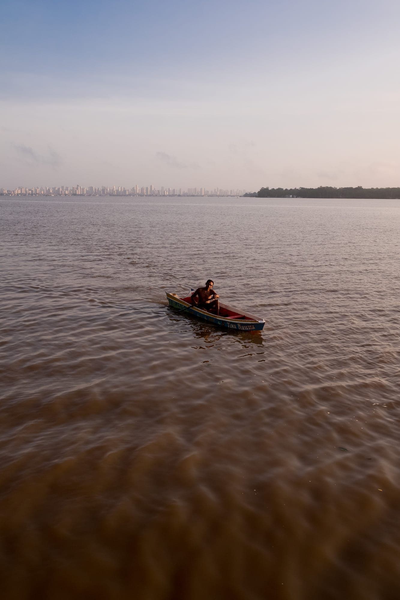 Canoa solitária no rio ao entardecer