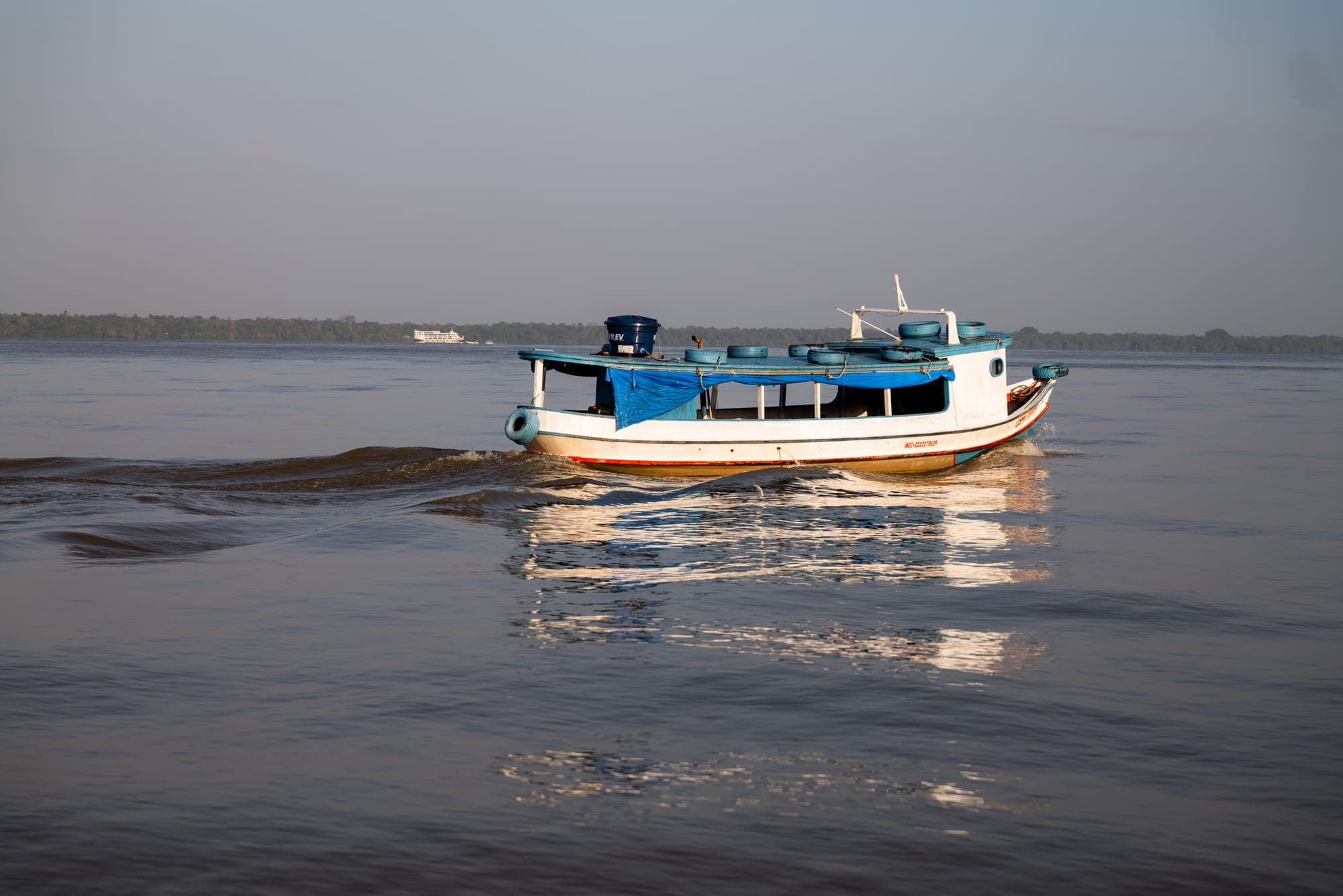 Barco de passageiros navegando no rio