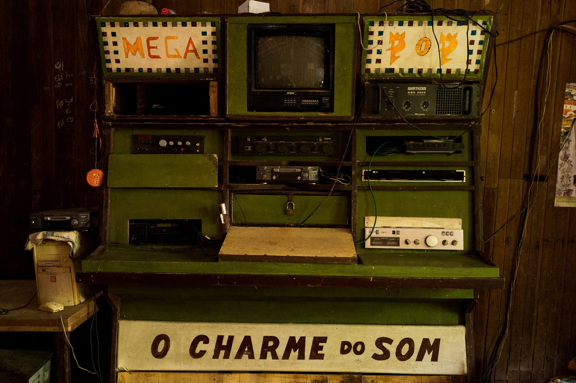 Aparelhagem de som antiga com a placa “O charme do som”