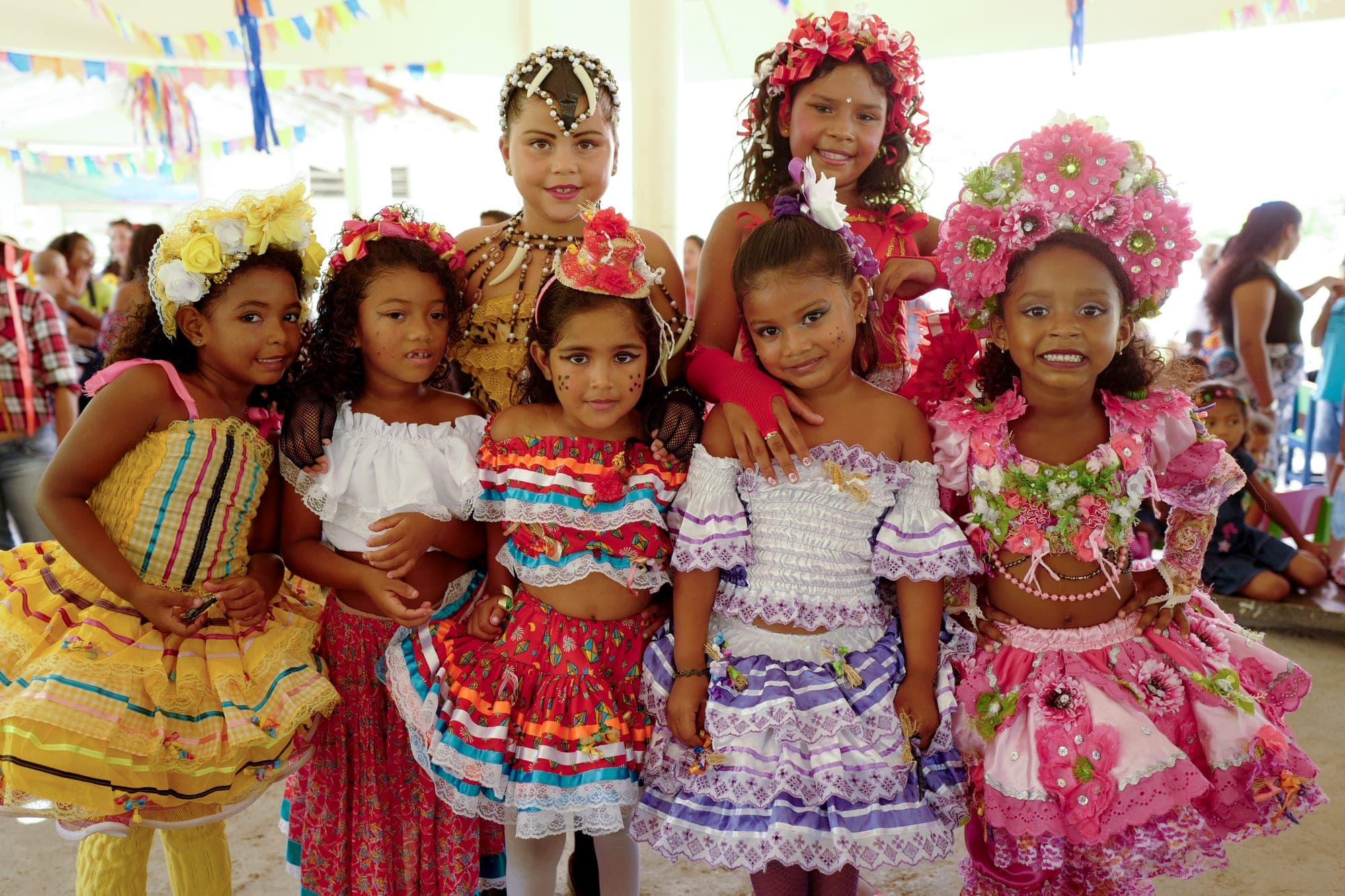 Meninas com trajes de festa junina coloridos