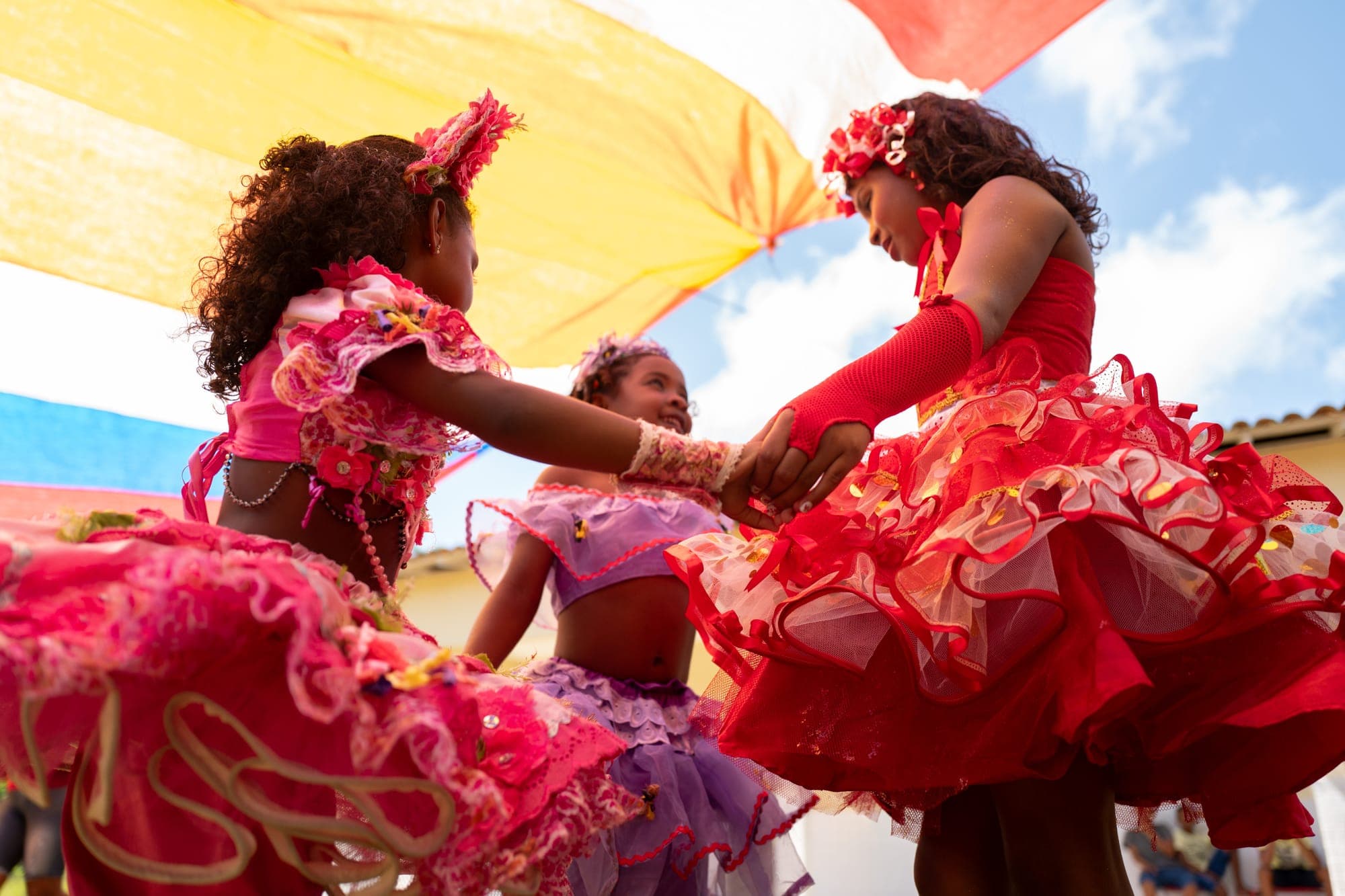 Meninas dançam com saias de festa junina rodadas