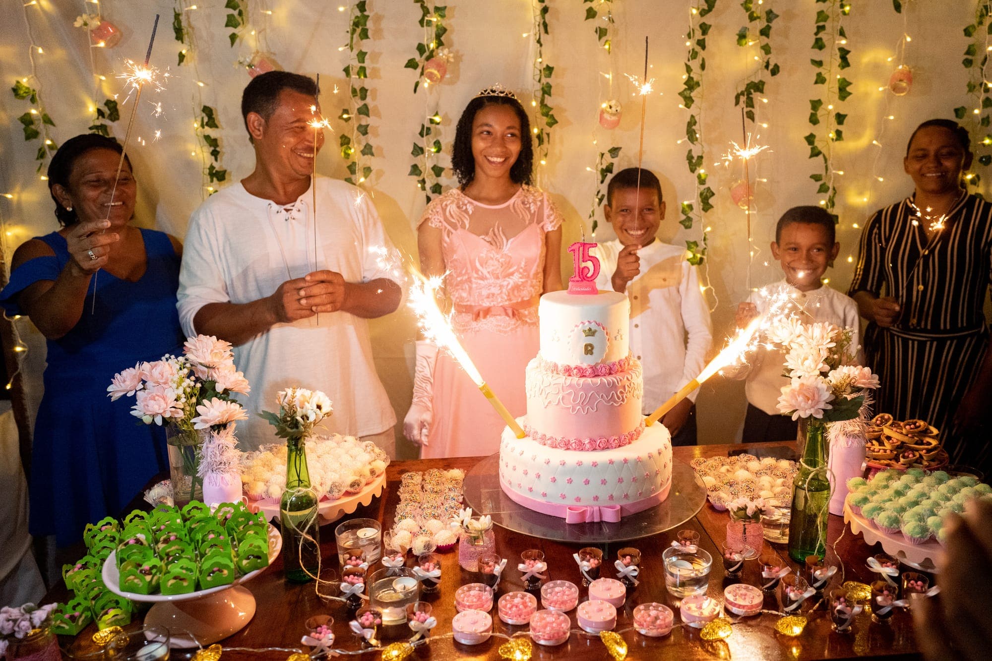 Família em volta do bolo de uma festa