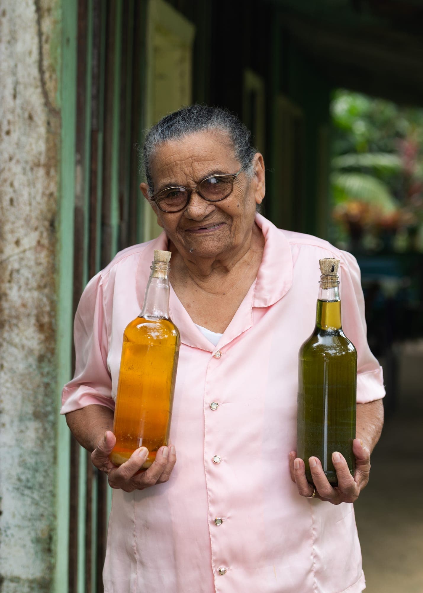 Senhora segura duas garrafas de óleo