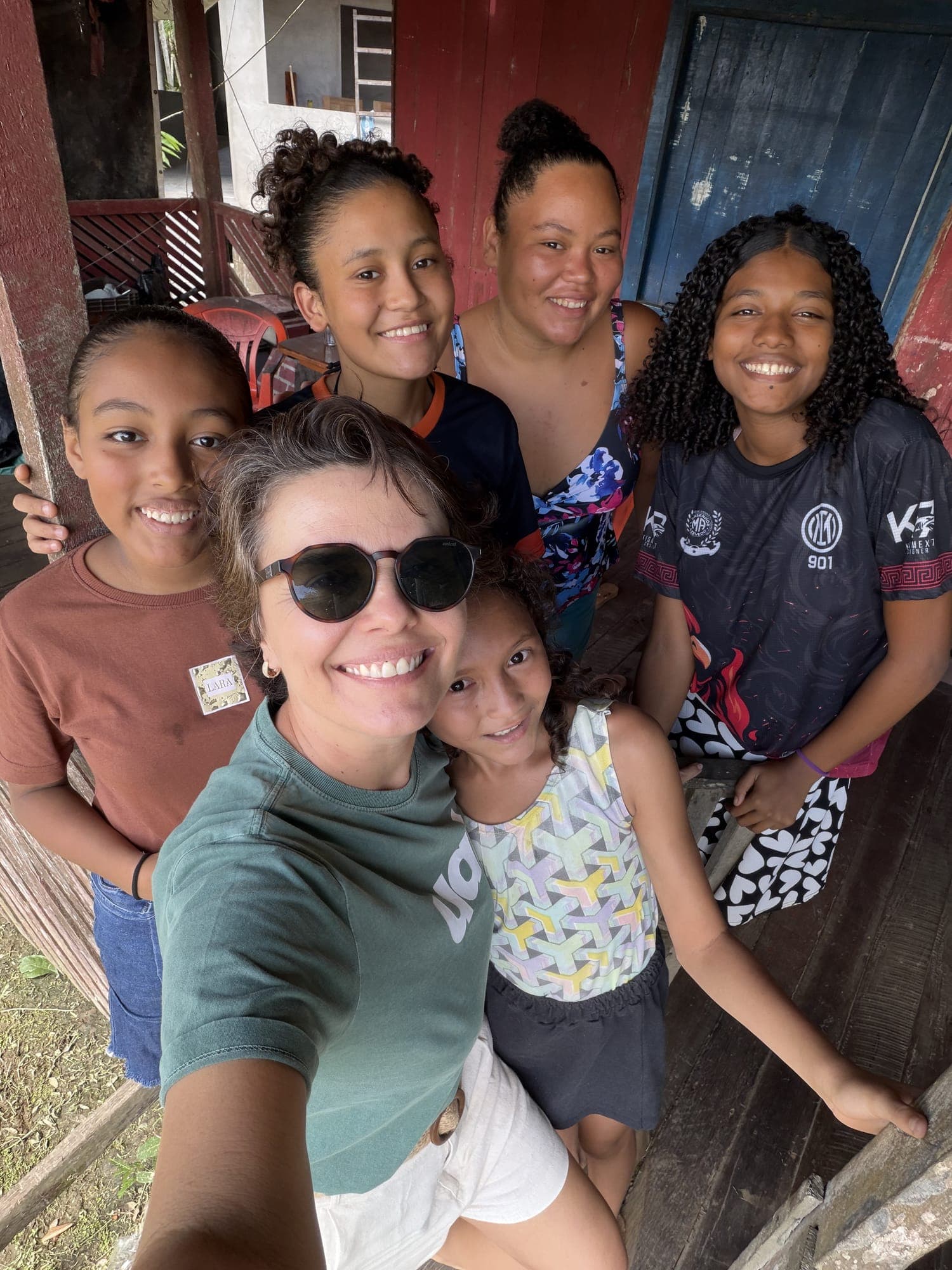 Grazi Caliman faz uma selfie com meninas da oficina