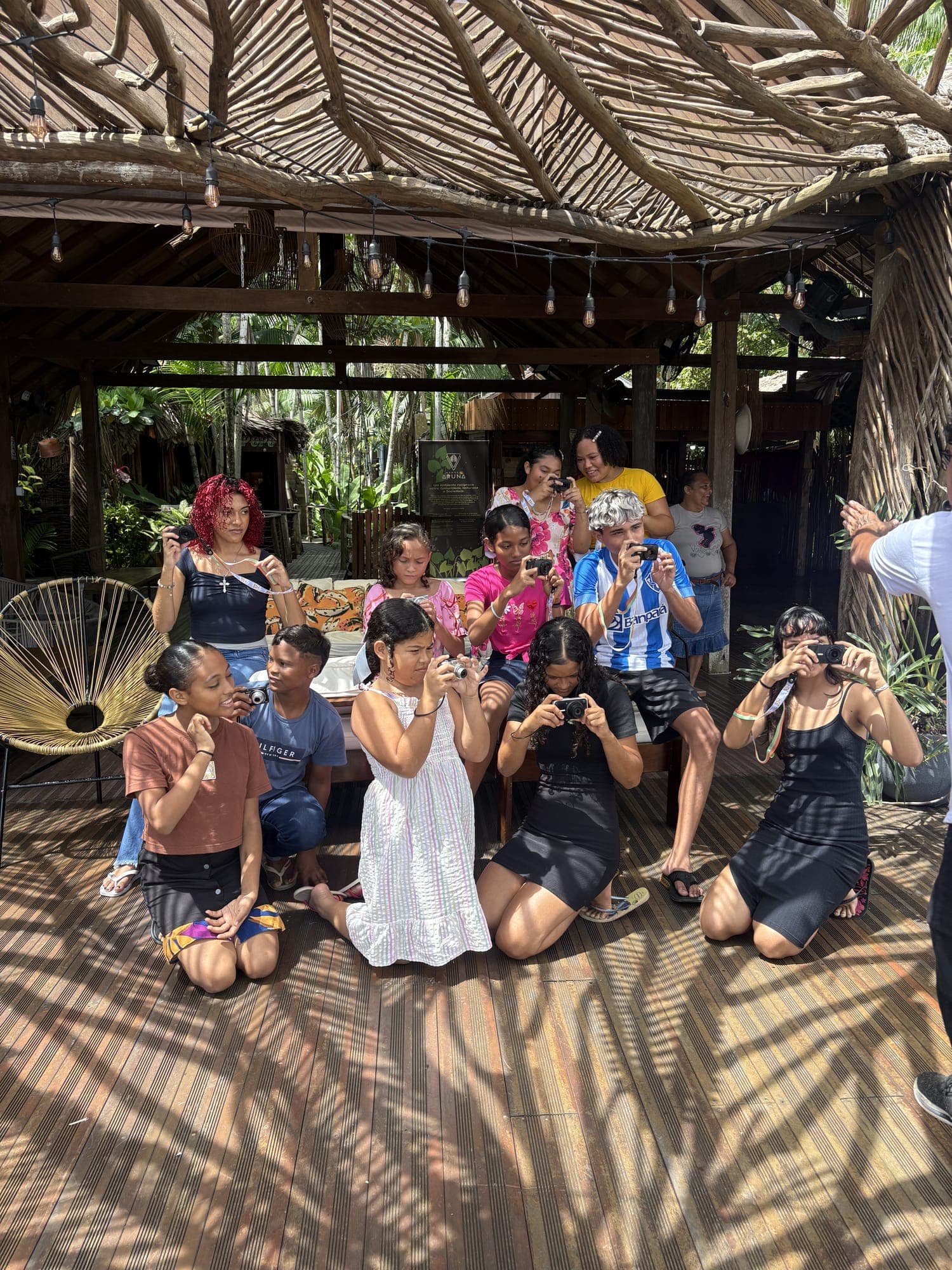Crianças fotografam juntas durante a oficina