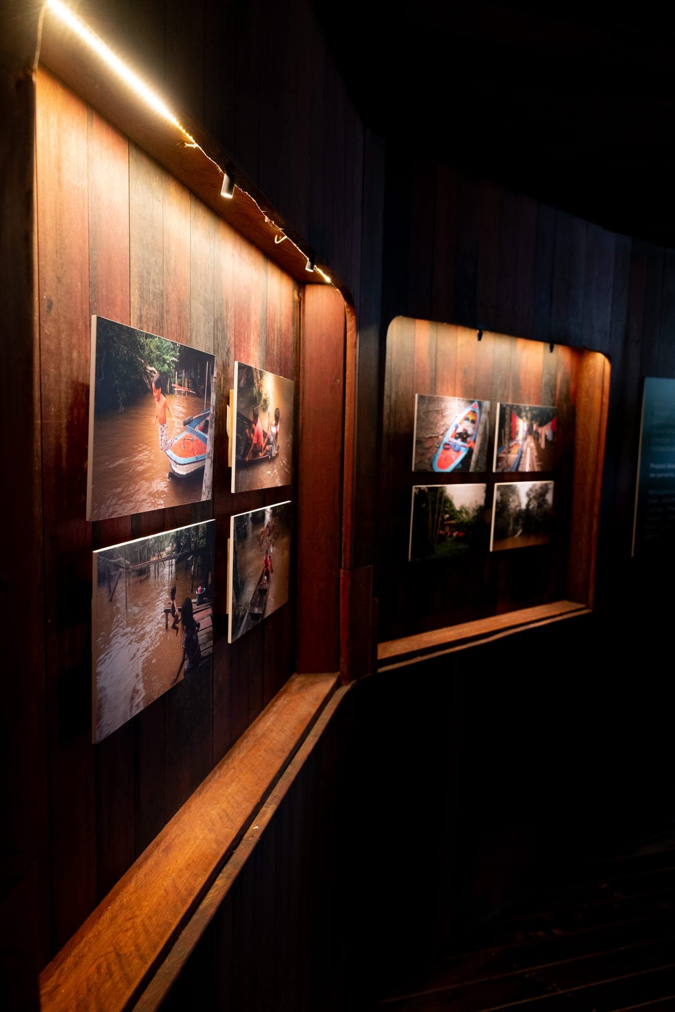 Fotografias das crianças nas paredes da galeria