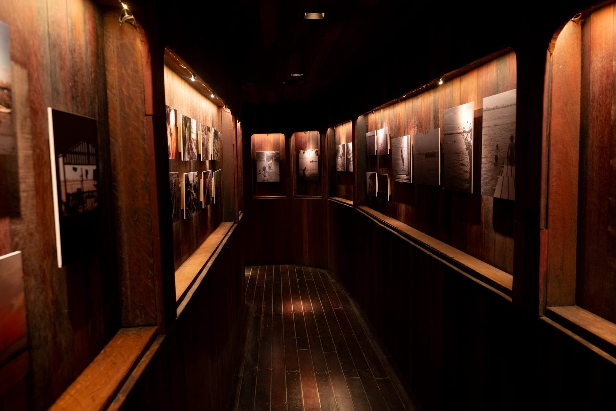 Corredor da galeria com as fotografias das crianças