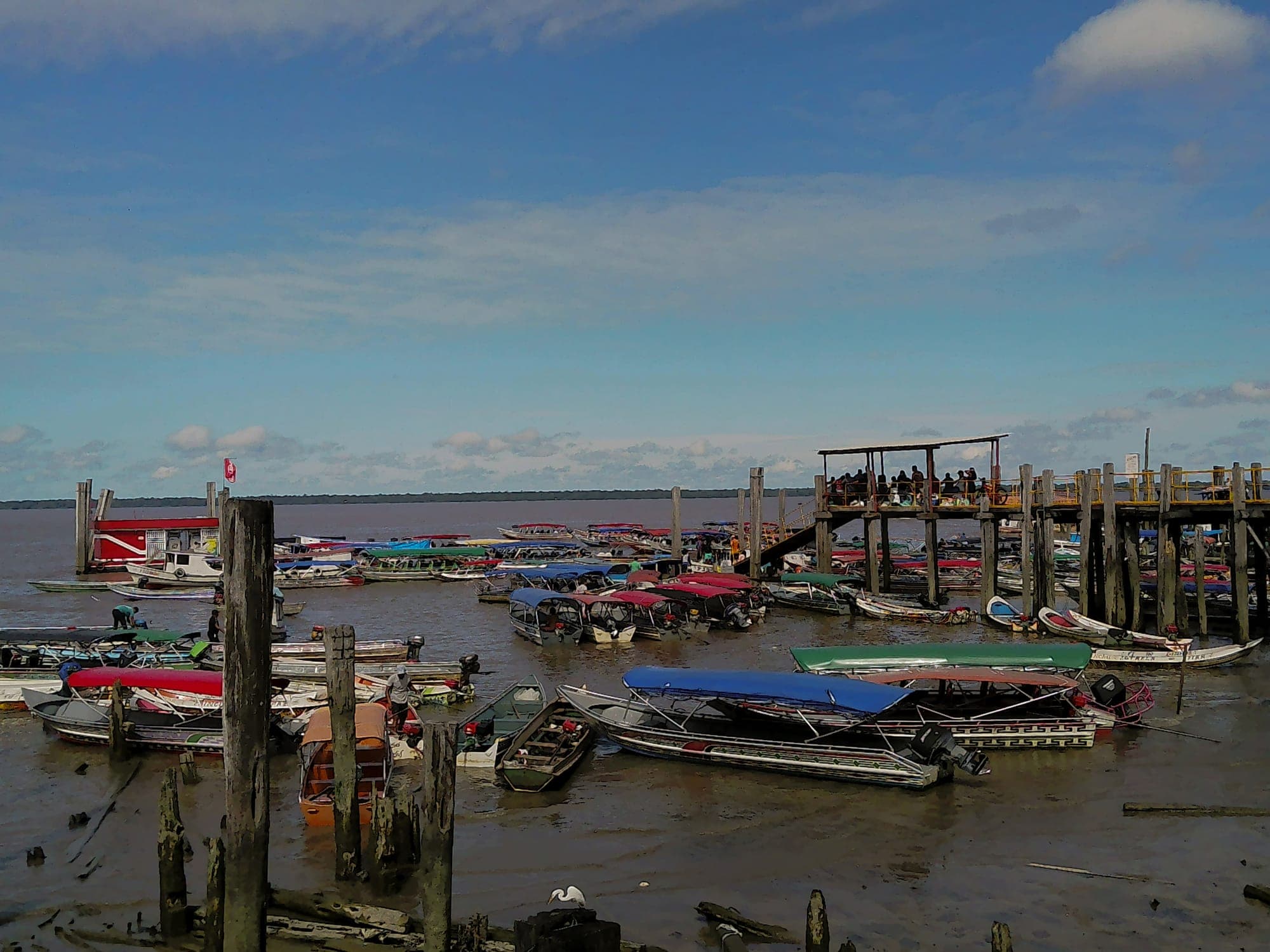 Barcos atracados em um trapiche sob céu azul
